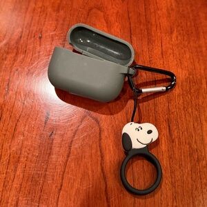 Green Silicone AirPods Case with Snoopy Ring Charm
